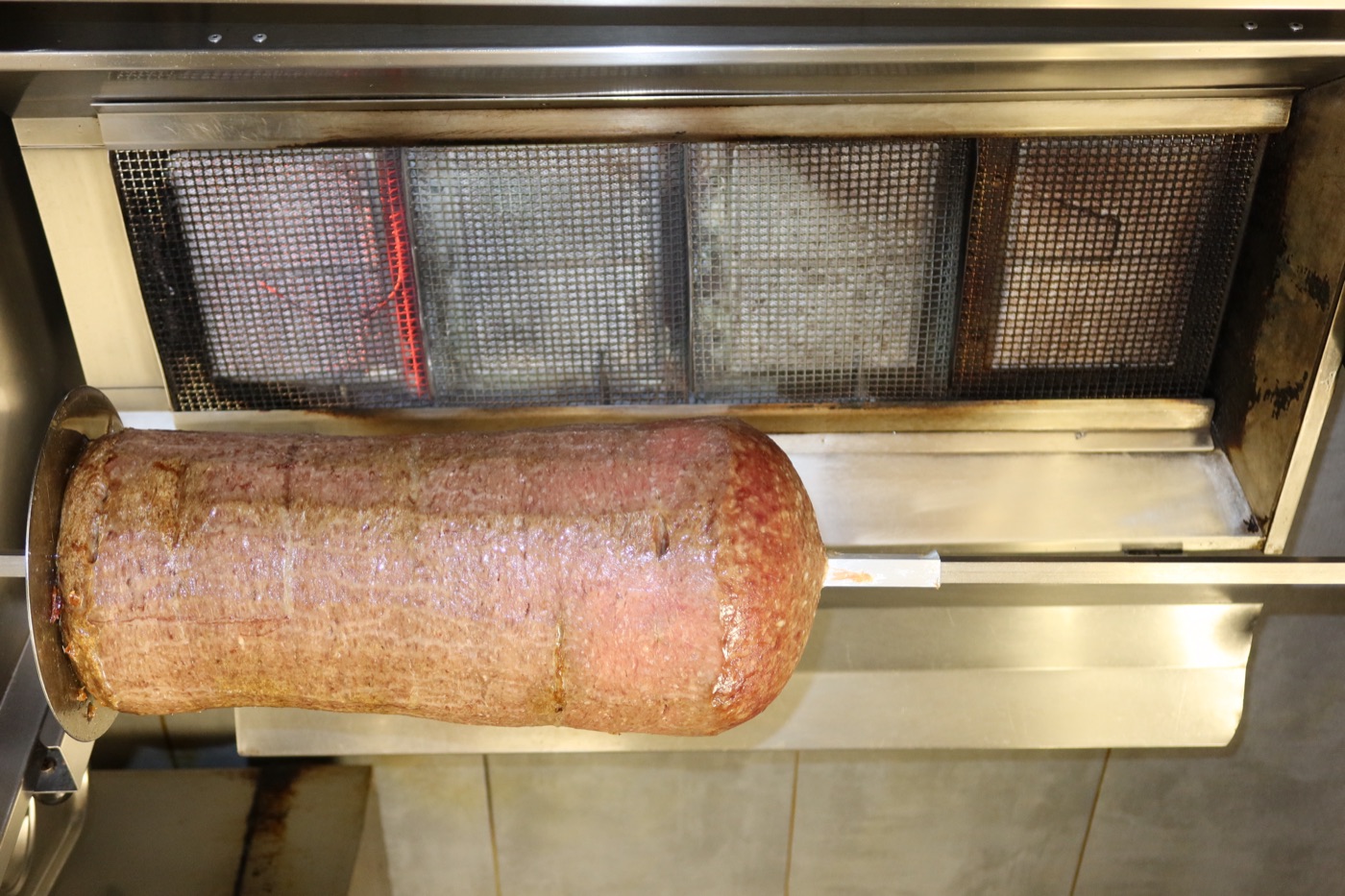 Broche de kebab — le chef découpe la viande