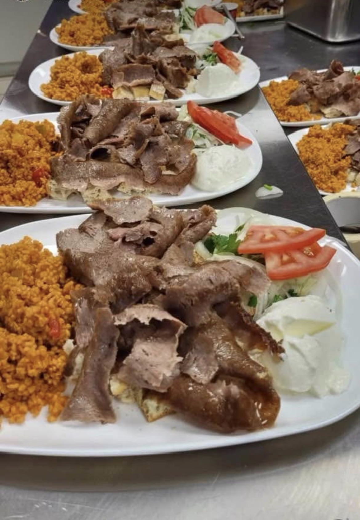 Plusieurs assiettes kebab garnies